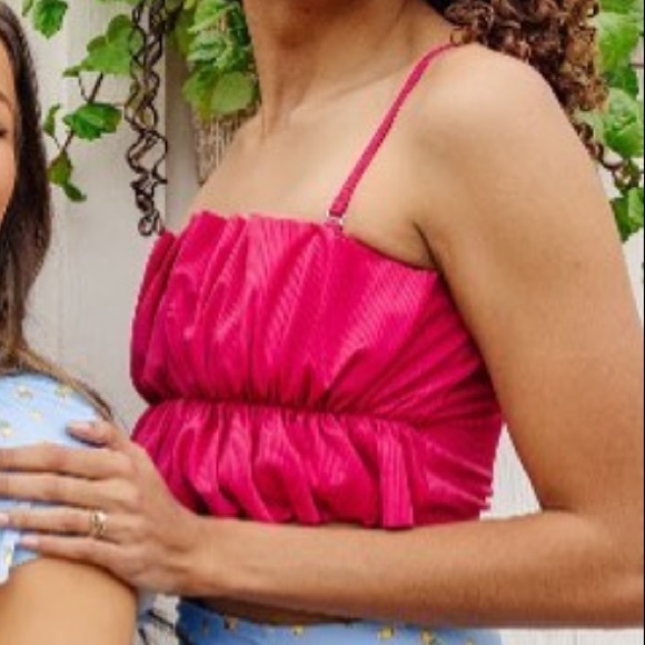 Kortni Jeane Other - •nwt• Kortni Jeane ribbed magenta oversized ruffle